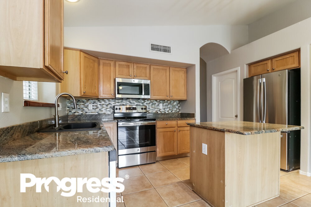 Building Photo - 15415 W Lea Ln