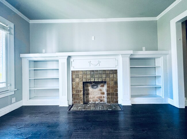 Batchelder Tiles, lots of outlets. - 1007 S Plymouth Blvd