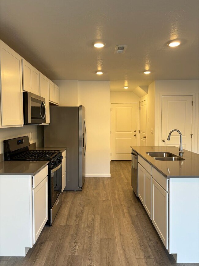 Building Photo - DR. HORTON Townhome in Long Valley!!