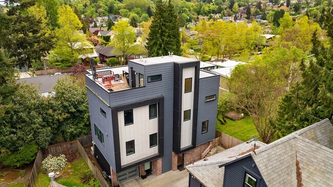 Building Photo - Gorgeous Urban Madrona 3-bedroom home
