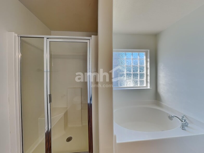 Building Photo - 10815 Pointer Ridge Dr