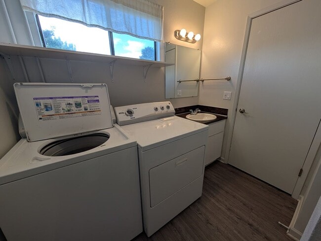 Building Photo - Lovely 2 Bedroom Elks Condo