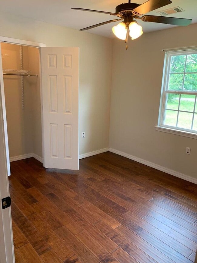Building Photo - Come take a look at this cute 3 bedroom 1....