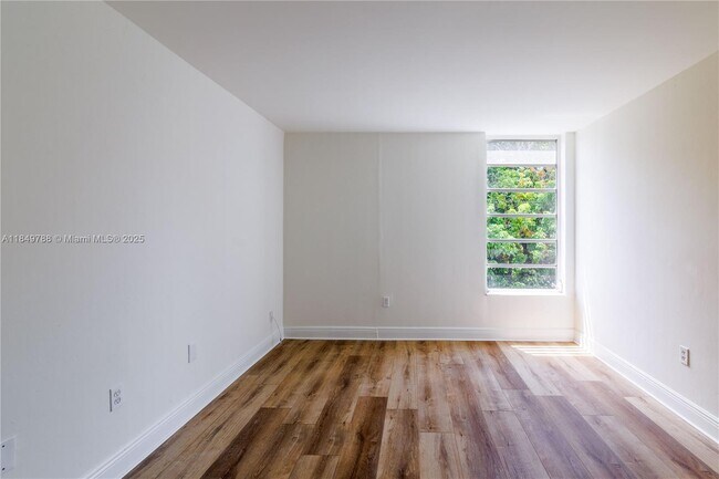Building Photo - 8870 Fontainebleau Blvd