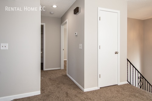 Building Photo - Roomy 3-bed/2-bath Duplex w/Fin Bsmt, fenc...