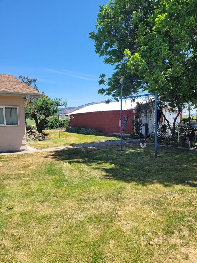 Building Photo - Large 3 Bedroom, 2 Bath Home