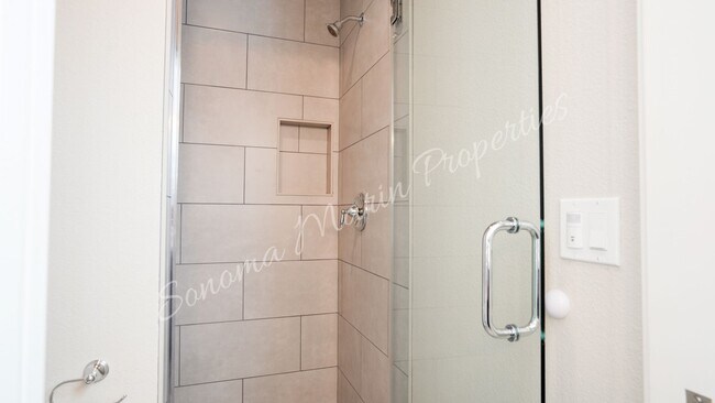 Building Photo - ~Newer Construction 3br/2.5ba Home in Sant...