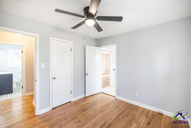 Building Photo - 718 Oakview Square