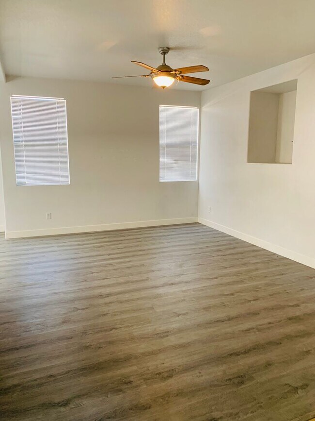 Building Photo - 3 bed, 2 bath, 2 car garage townhouse for rent