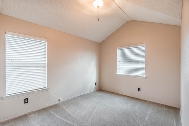 Building Photo - Gorgeous 4 bedroom 2.5 bath home in NorthEast El Paso!!