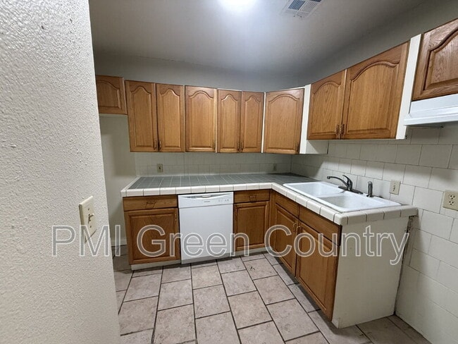 Building Photo - 3741 N Garrison Ave