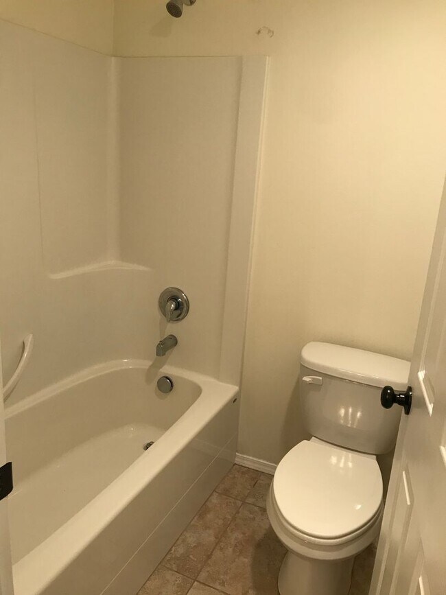 Building Photo - 2 Bedroom 2 Bathroom Condo