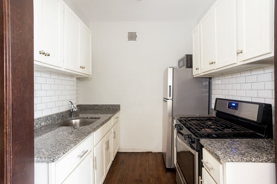 Building Photo - 1367 E 53rd St