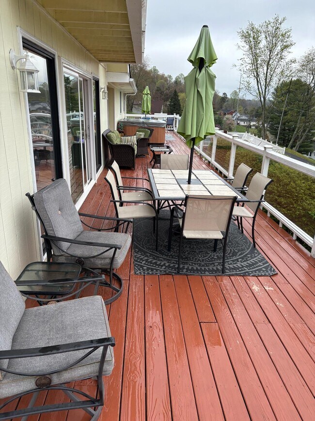 Building Photo - 21392 Lakeshore Dr