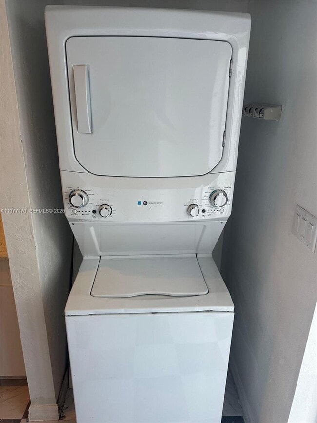 Building Photo - 725 Navarre Ave