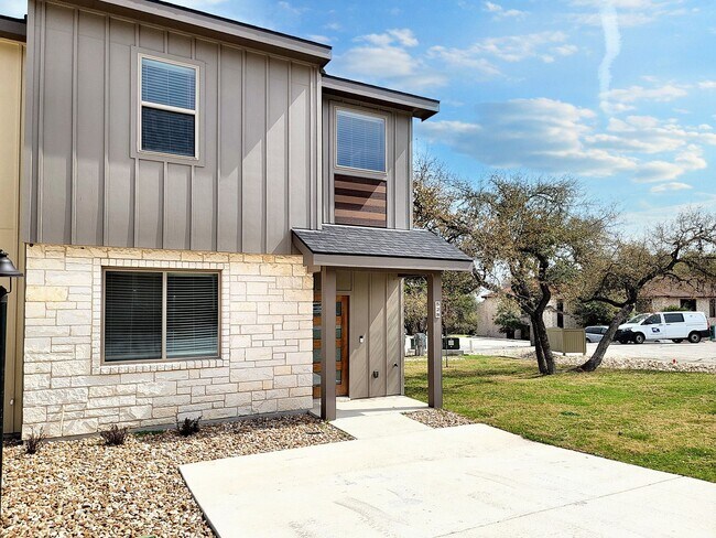 Building Photo - Sophisticated 3/BR 2.5/BS Home in Point Ve...