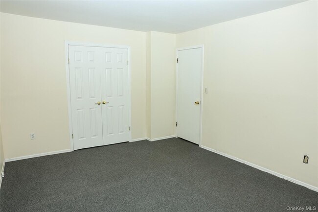 Building Photo - 13 Regina Pl