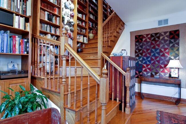 Building Photo - 622 W Briar Pl