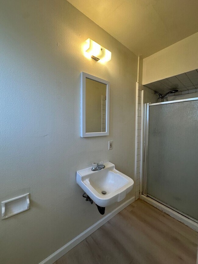 Building Photo - SPACIOUS MULTI-STORY 4 BEDROOM 2.5 BATHROOM HOME IN ANDERSON