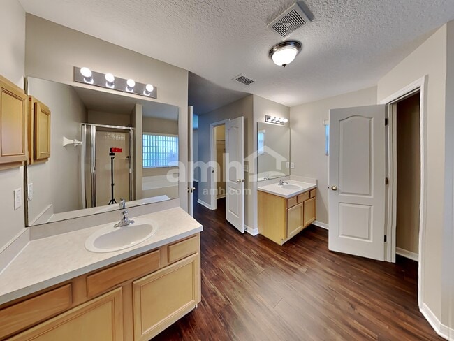 Building Photo - 1913 Southern Oak Loop