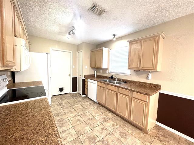 Building Photo - 4555 W Lake Highlands Dr