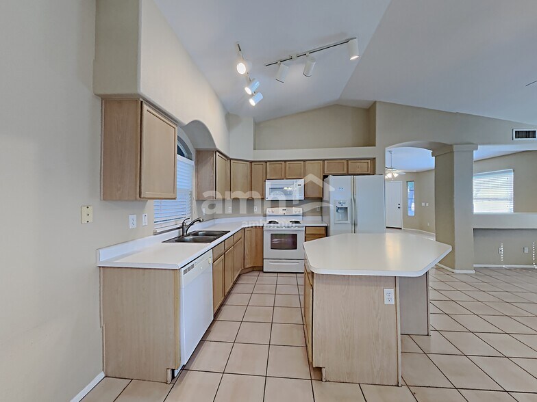 Building Photo - 15681 W Magnolia St