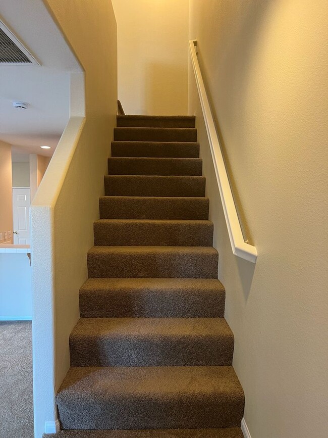 Building Photo - Eastlake Beauty 3 bedroom, 2.5 Bath