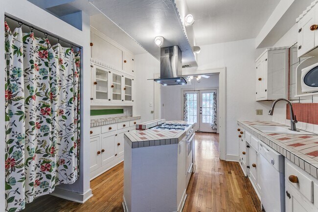 Building Photo - 526 Pershing Ave