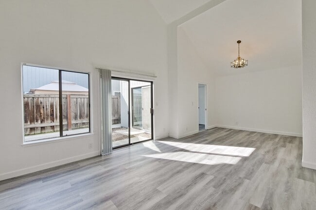 Building Photo - Welcome to this 3 bedroom 2 bath Just updated Townhome located in South San Jose.