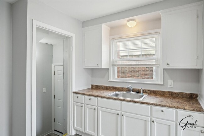 Building Photo - $1250 3 bedroom bungalow
