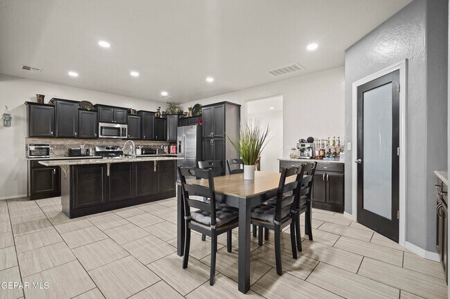 Building Photo - 212 S Manzanita Dr