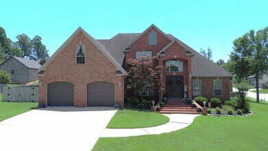 Building Photo - Beautiful 5-bed/3-bath home with covered patio