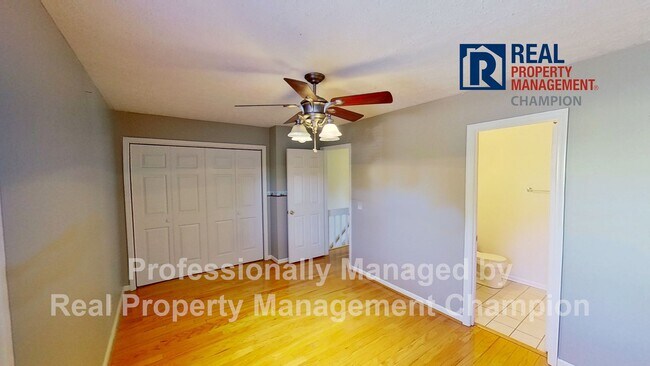Building Photo - Spacious End Unit Townhome with Private Decks on Two Levels