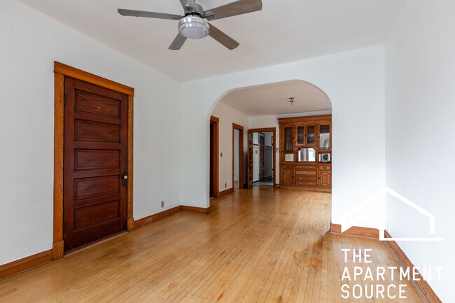 Building Photo - 2042 W Armitage Ave