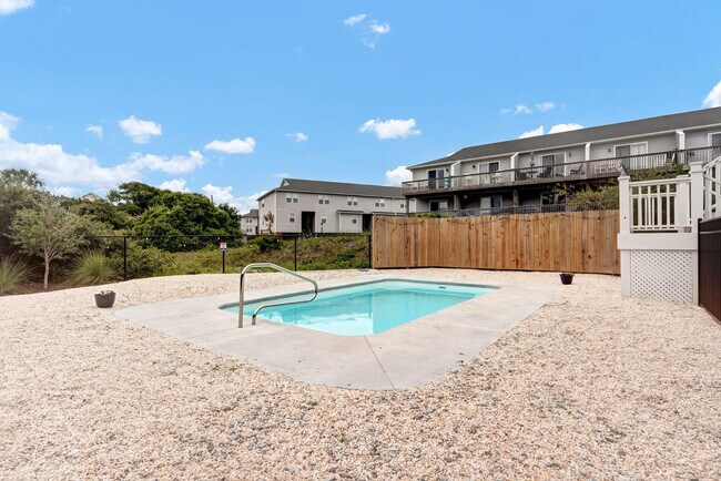 Building Photo - 822 S Topsail Dr