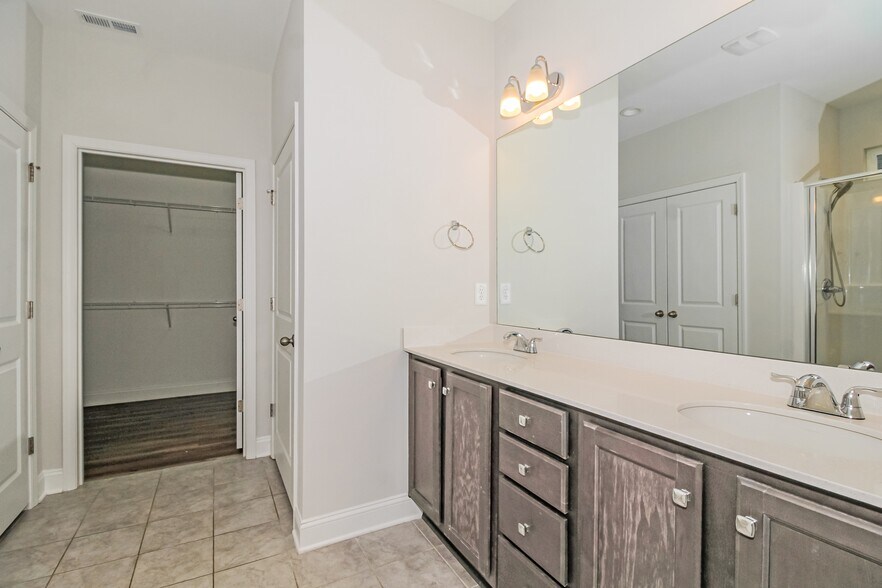Building Photo - 1600 Carmelina Dr SE