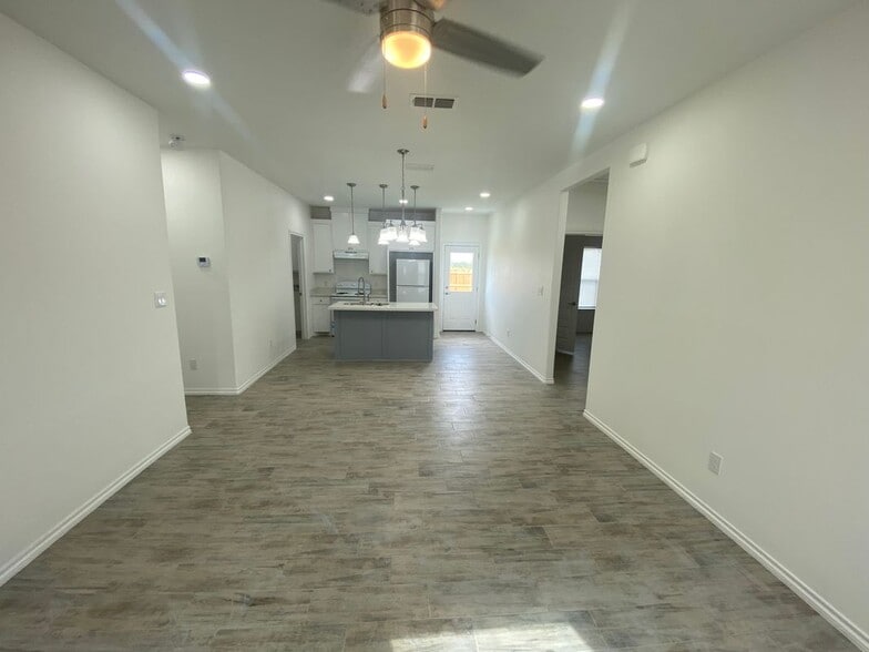 Building Photo - 2914 Maria Dr