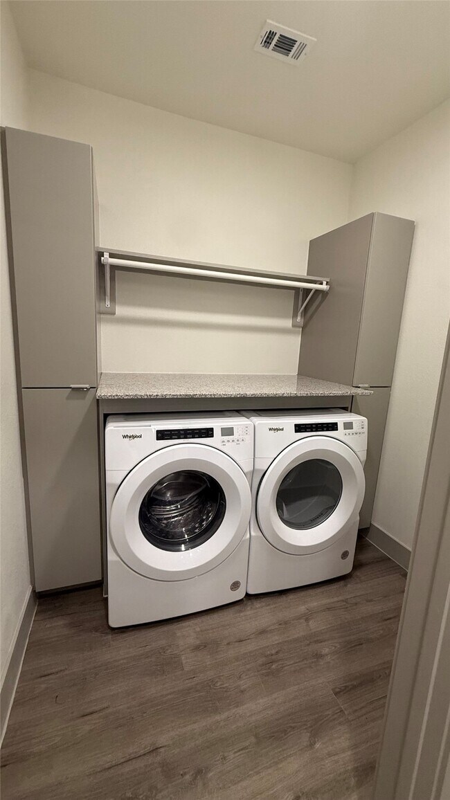 Building Photo - 2305 Summer St