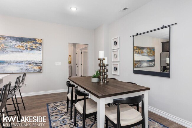 Building Photo - 5841 Lakeway Dr