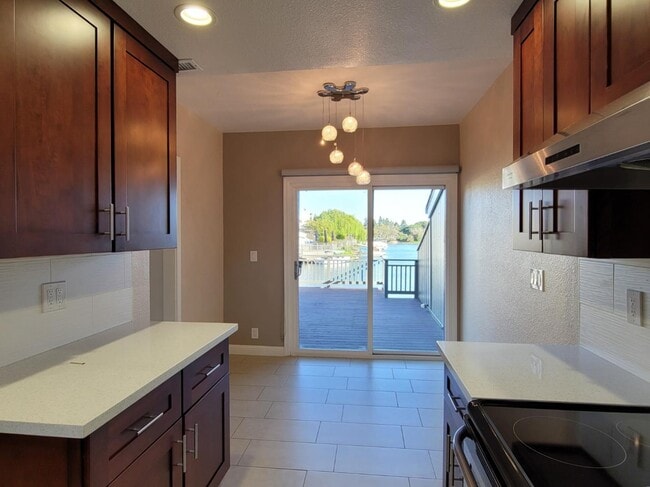 Building Photo - 572 Marlin Ct