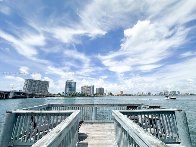 Building Photo - 2140 Bay Dr