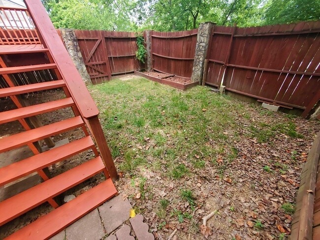 Building Photo - Spacious 3BR/2.5BA Townhouse in The Maples...