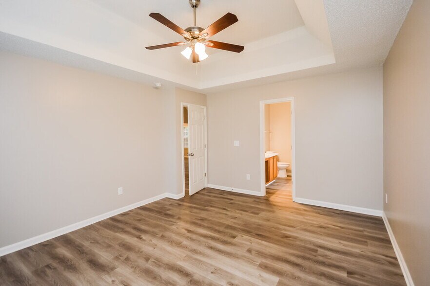 Building Photo - 10662 Village Landing