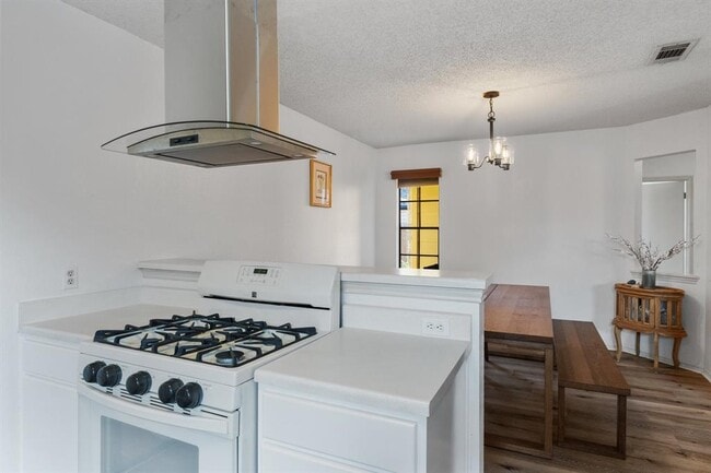 Building Photo - 9826 Briar Ridge Dr