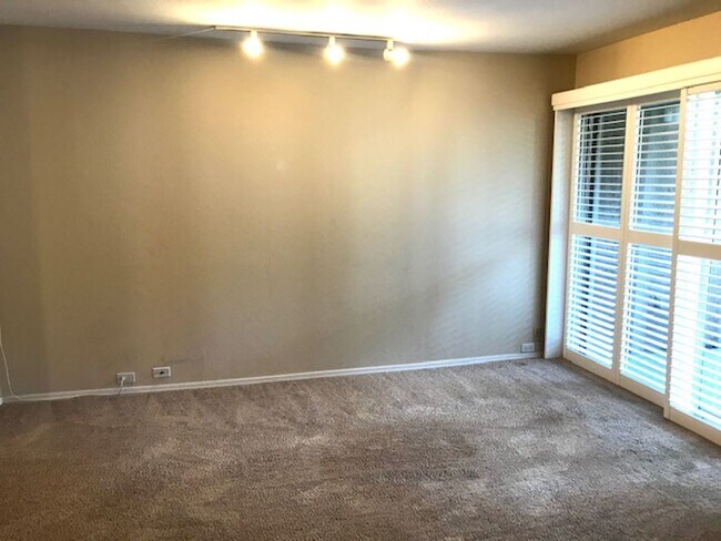 Building Photo - Updated 2 bedroom condo-downtown Walnut Cr...