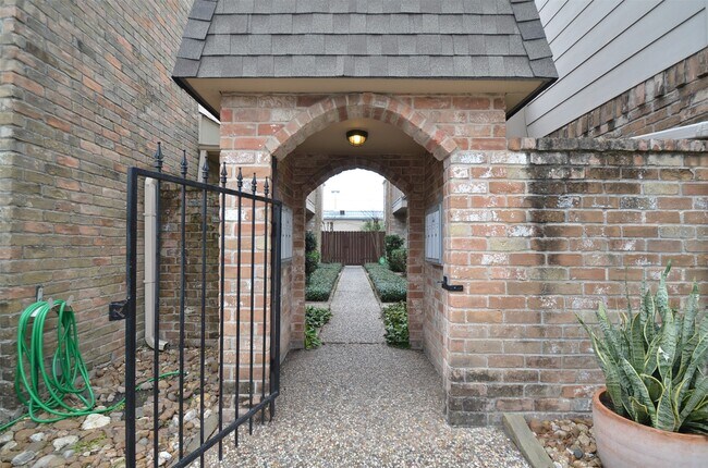 Building Photo - 5524 Beverly Hill St