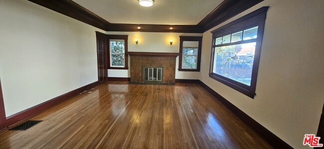 Building Photo - 1016 S Oxford Ave