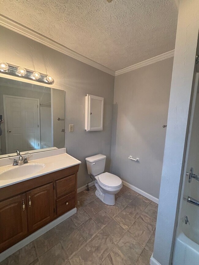 Building Photo - Updated 3bd/2bth home with Remodeled Maste...