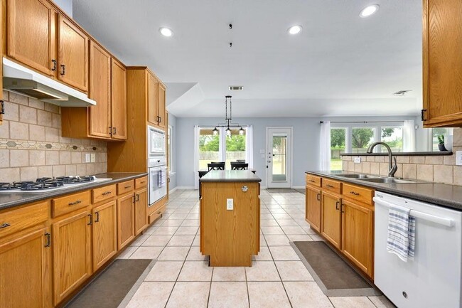 Building Photo - 2911 Red Bud Ln