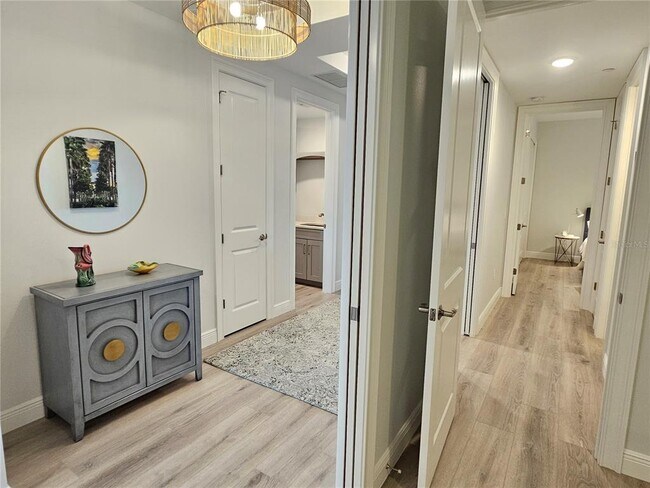 Building Photo - 503 S Tamiami Trl